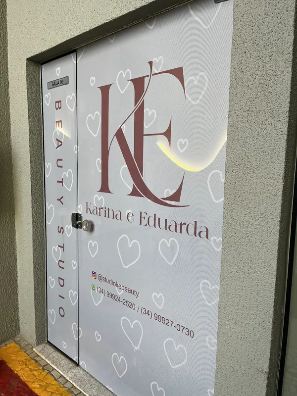 Porta da Sala 03 com o logo KE, o nome Karina e Eduarda e corações desenhados